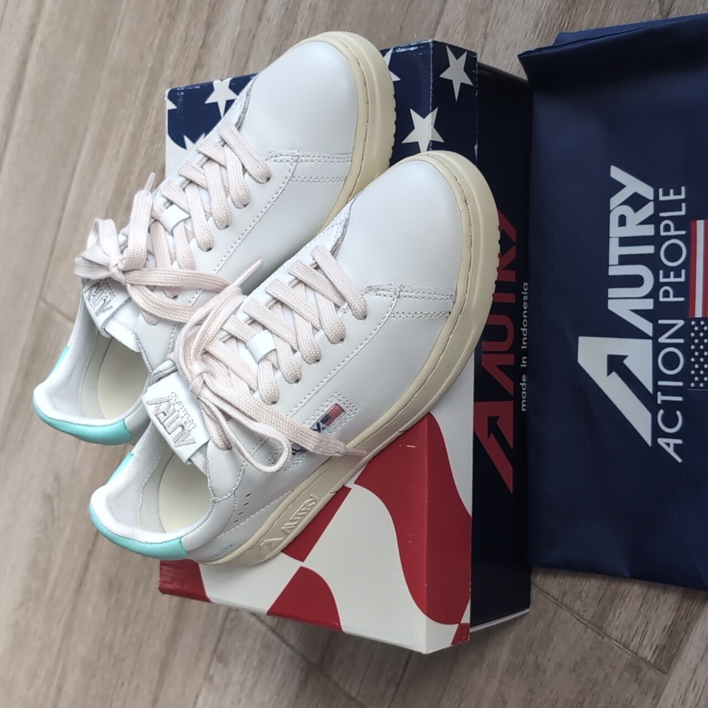 NIB Autry Dallas sneakers